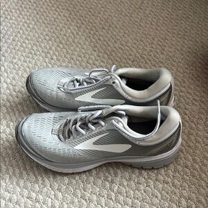 Brooks DNA running sneakers gray and white Athletic Shoes
